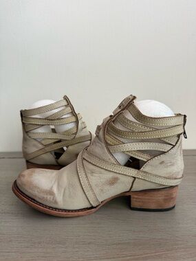 Freebird by Steven STAIR Distressed In Ice Leather Ankle Boots Size 7 Cream Boho